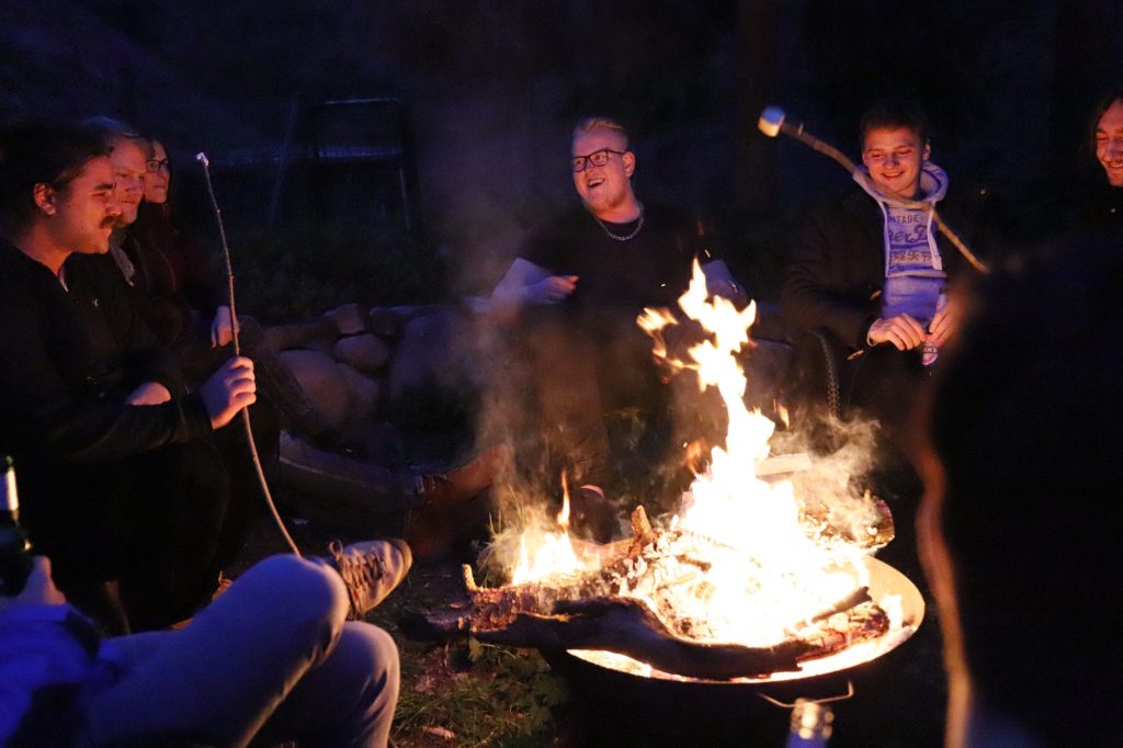 Seminarfoto beim Lagerfeuer